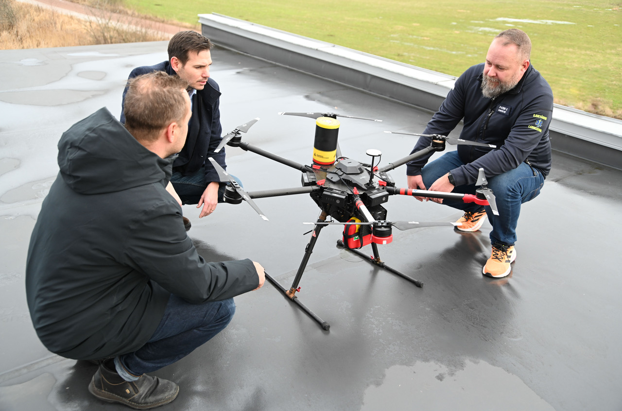 Magnus Kristiansson, Mats Sällström and Patrik Andersson Segerfelt with an Everdrone drone