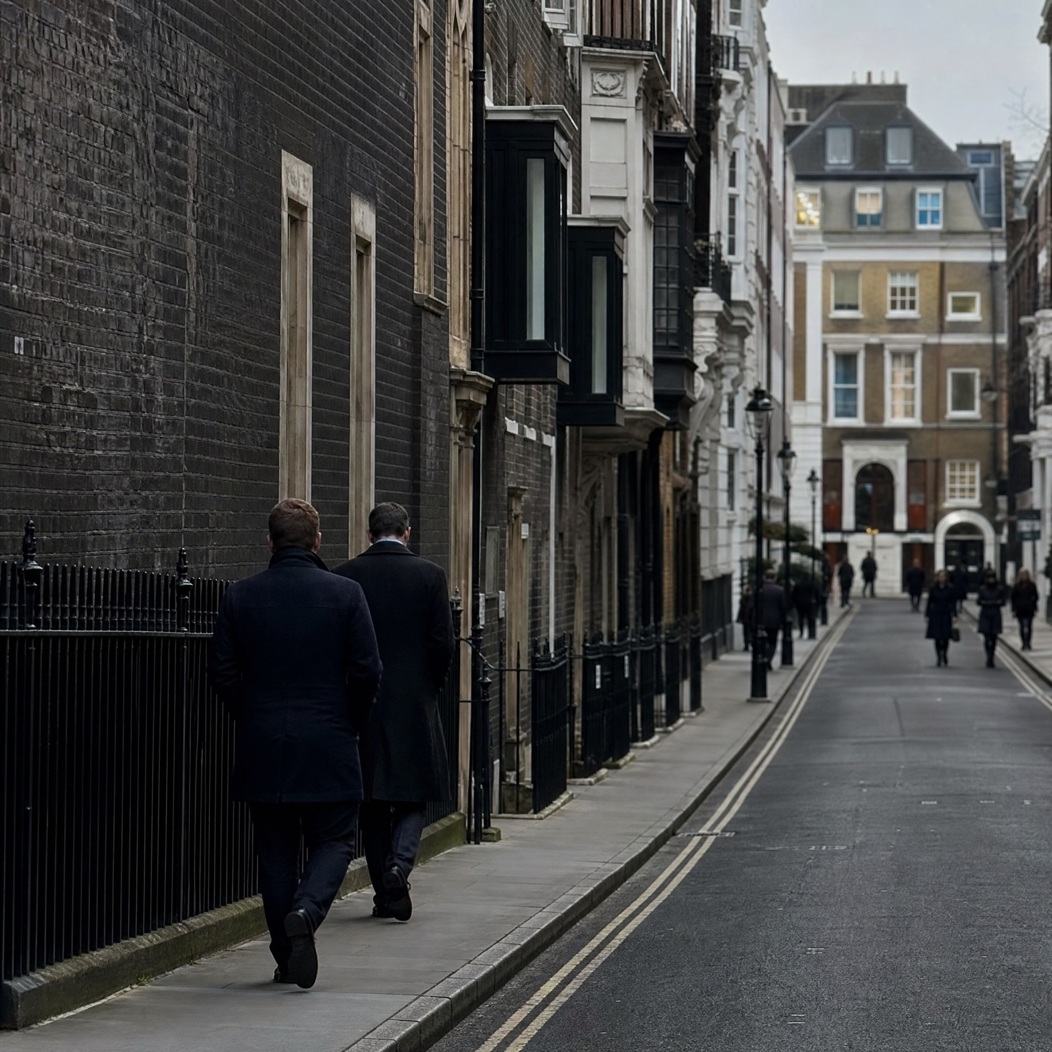 Executive protection support during movement through an urban environment