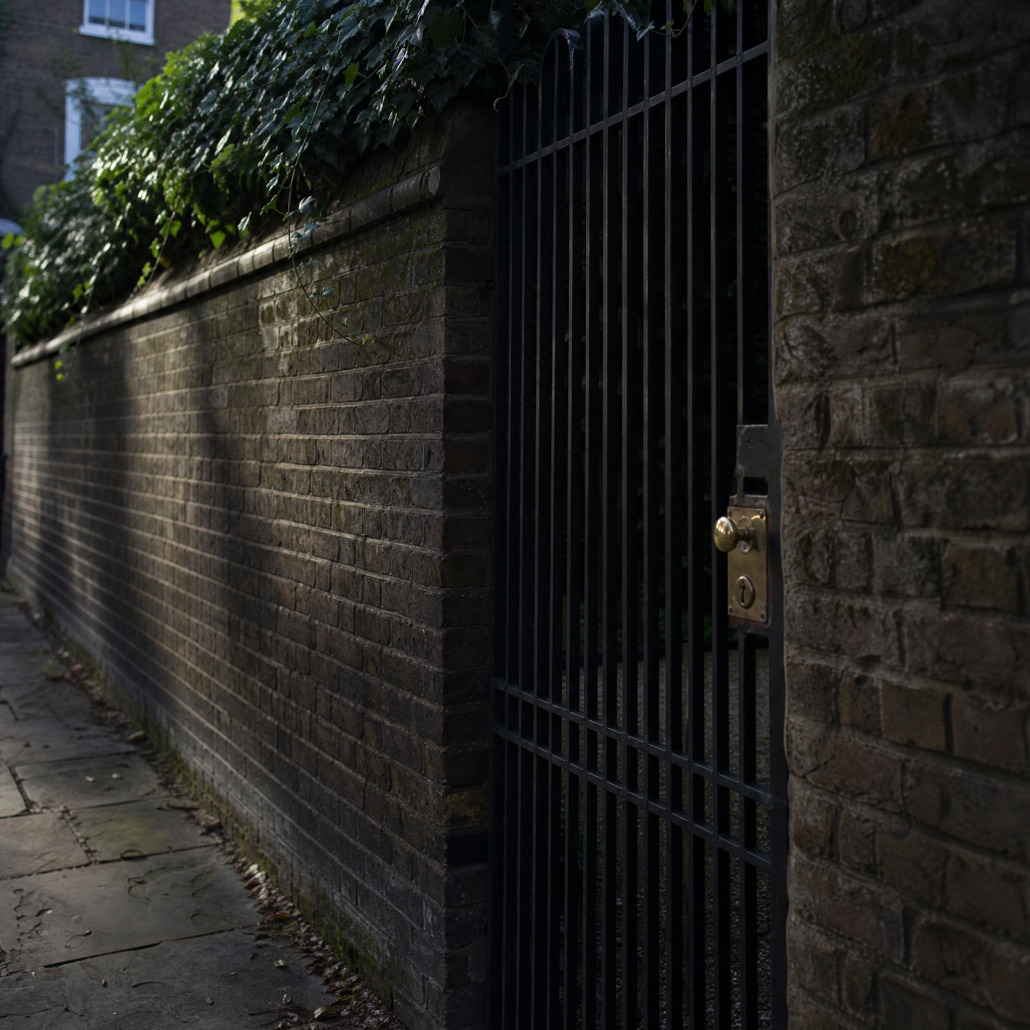 Executive protection support during movement through an urban environment