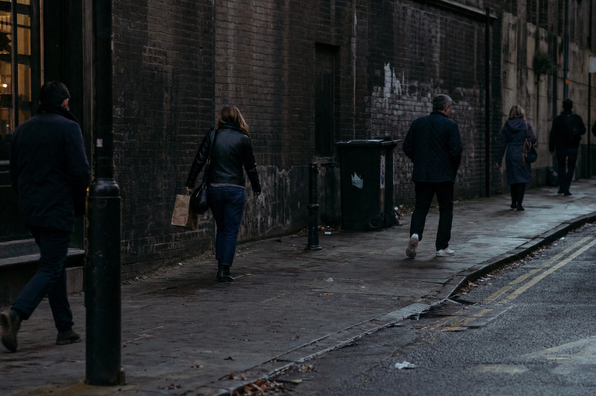 Executive protection support during movement through an urban environment
