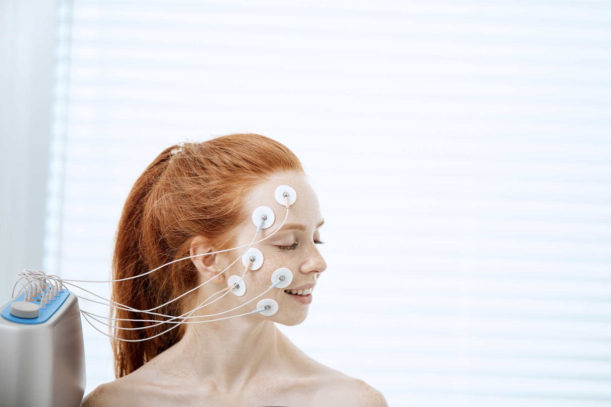 EMS Facial Behandlung bei MyMedBeauty in Traisen zur Aktivierung der Gesichtsmuskulatur und Definition der Gesichtskonturen.