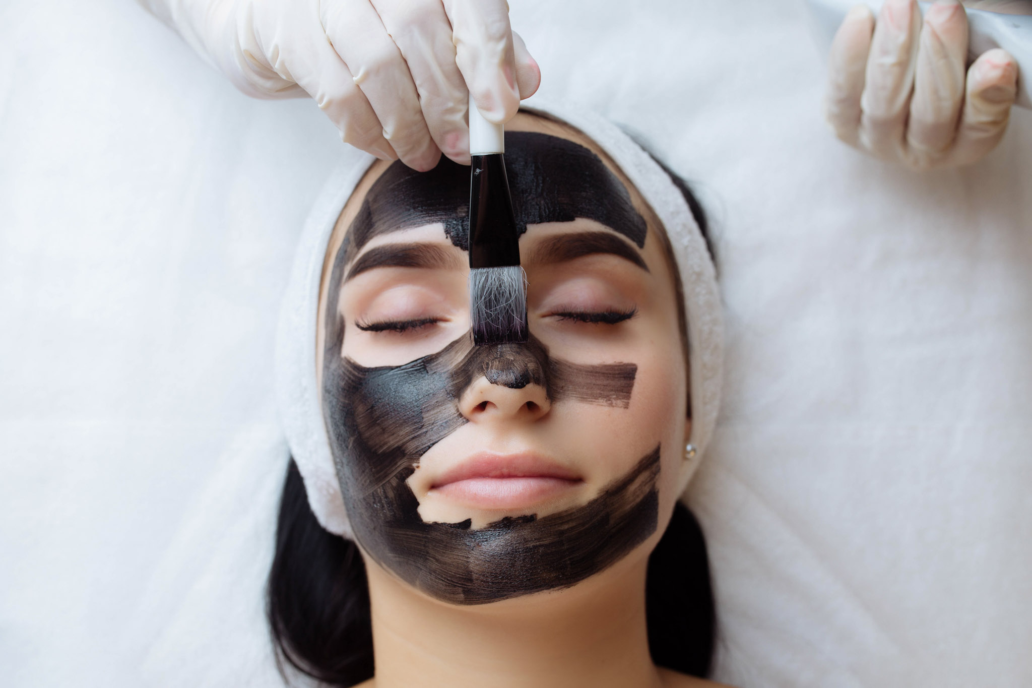 Carbon Peeling Hollywood Peel in Traisen zur Porenverfeinerung, Tiefenreinigung und für strahlende Haut.