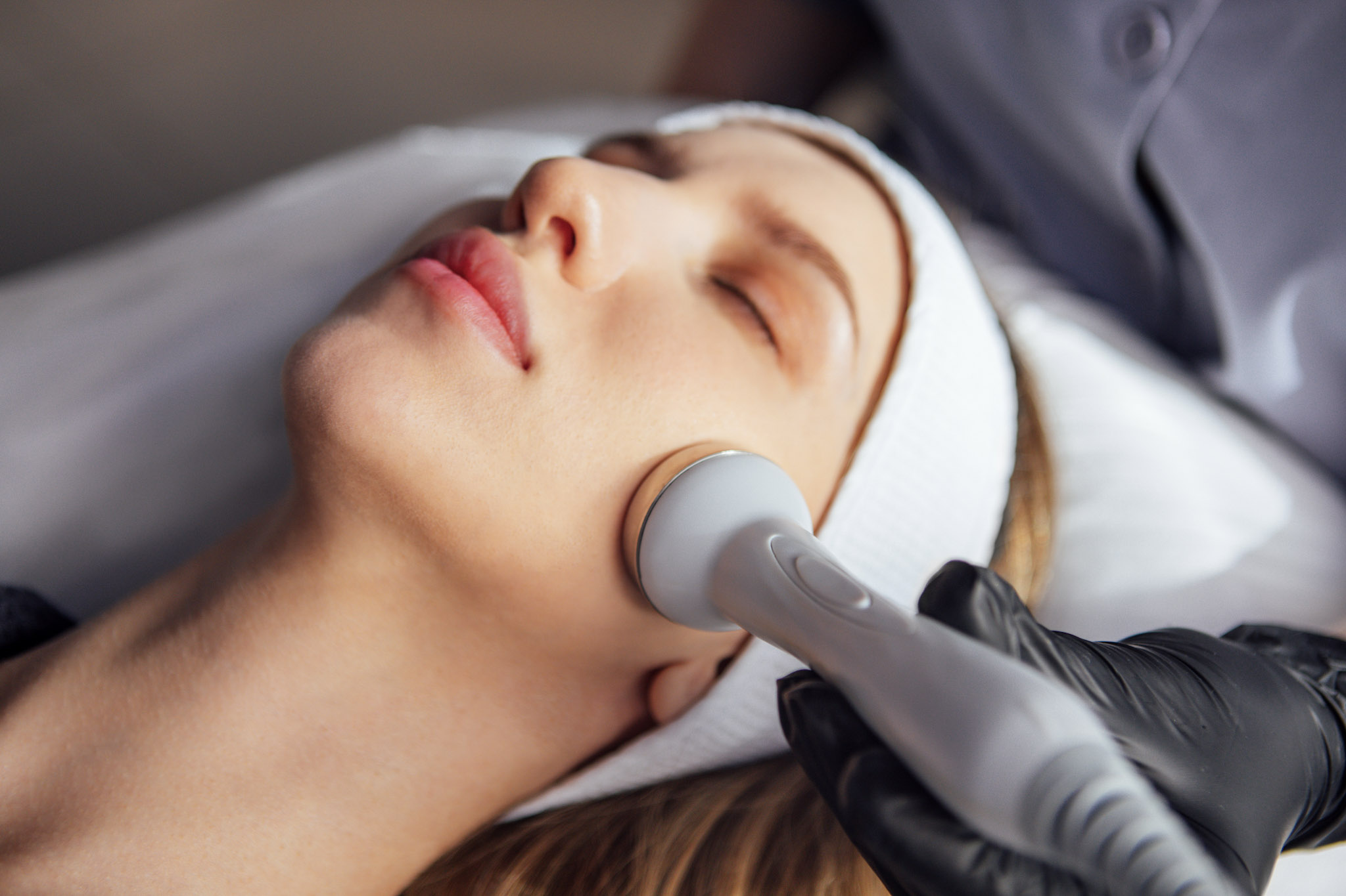 Diamantabrasion Gesichtsbehandlung bei MyMedBeauty in Traisen zur Verfeinerung des Hautbildes und für mehr Glow.