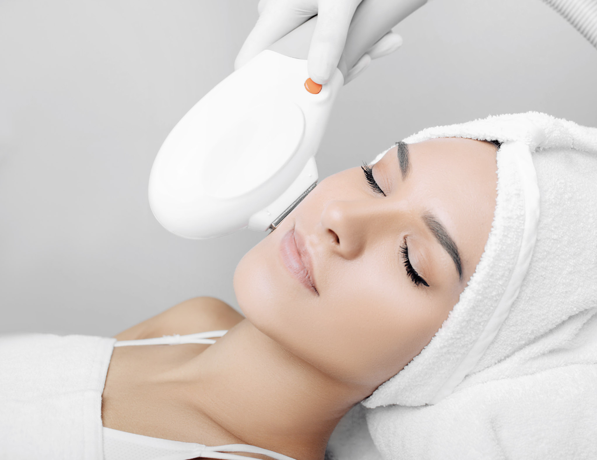 Behandlung von Pigmentflecken und Altersflecken bei MyMedBeauty in Traisen für ein ebenmäßigeres Hautbild.