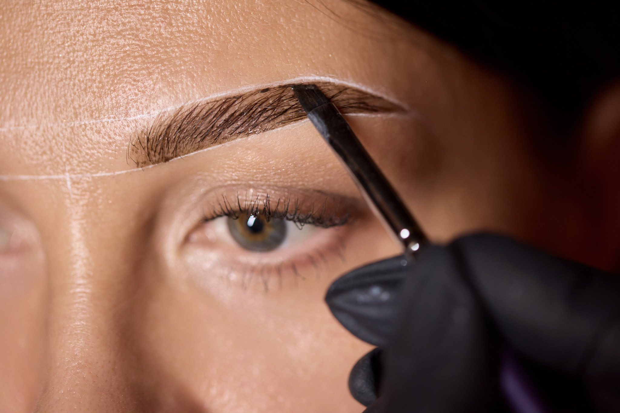 Brow Styling bei MyMedBeauty in Traisen für präzise geformte und harmonische Augenbrauen