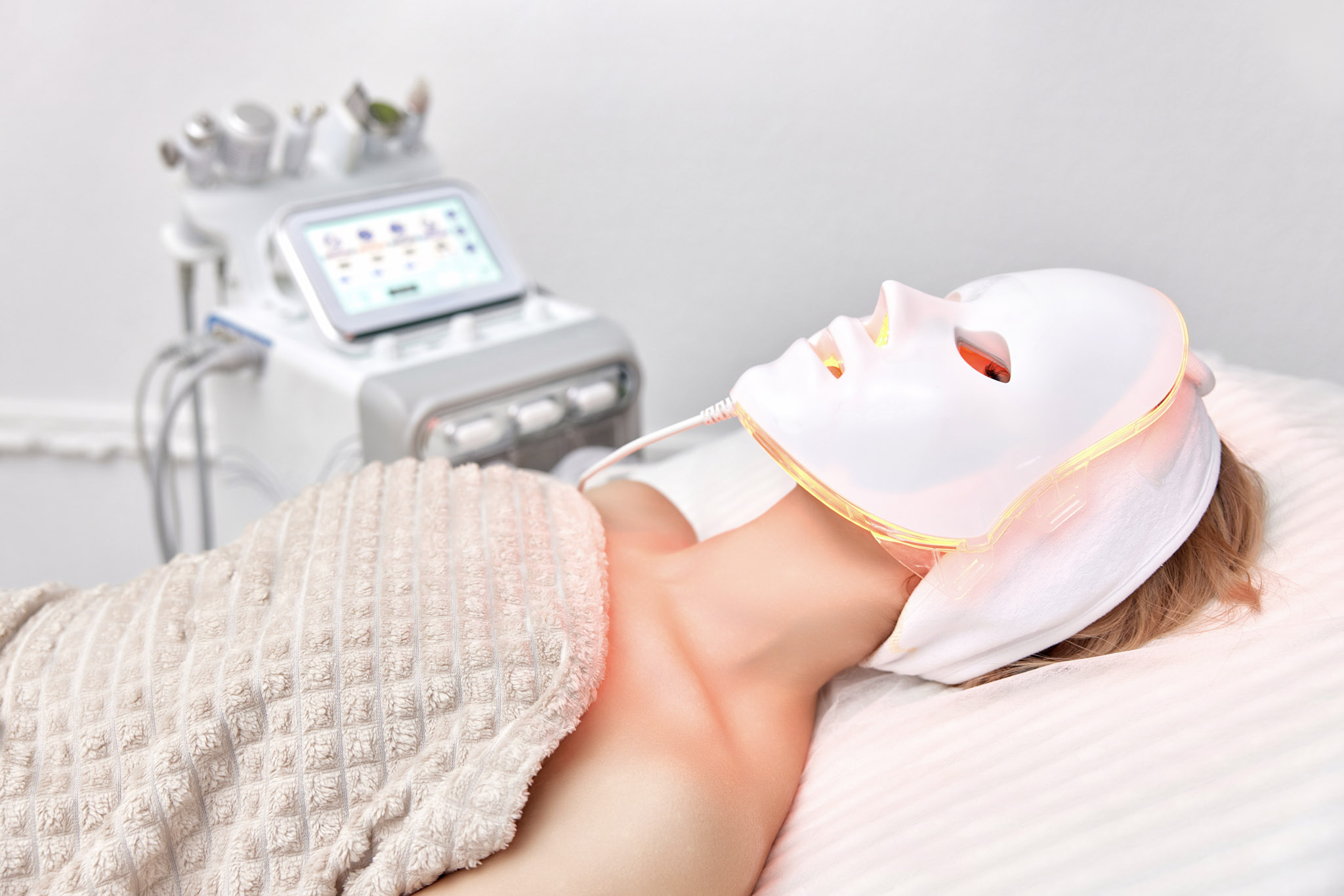 Lichttherapie Maske in Traisen zur Unterstützung der Hautregeneration und Verbesserung des Hautbildes.
