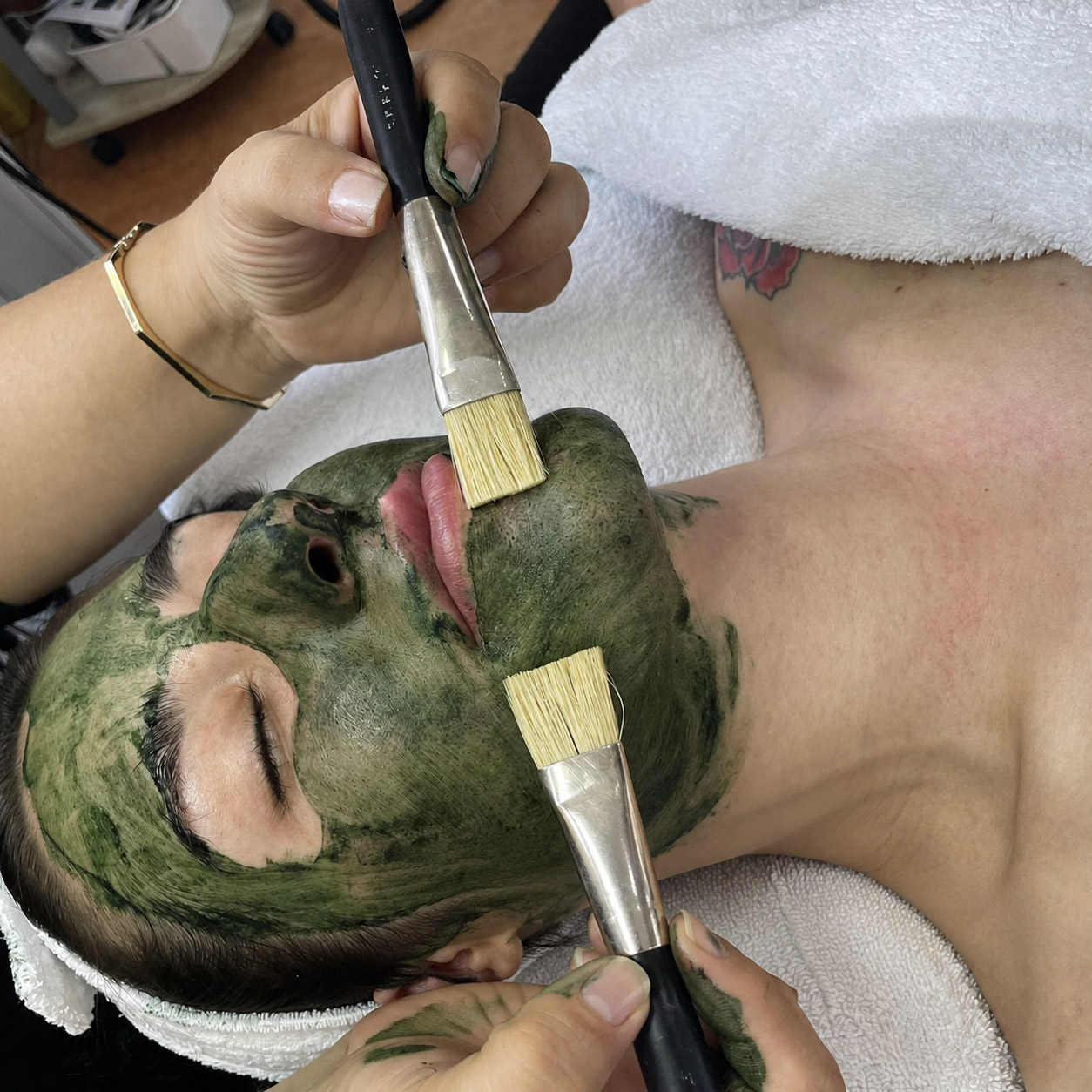 Algenpeeling Bio Microneedling bei MyMedBeauty in Traisen zur natürlichen Hauterneuerung und Hautbildverbesserung.