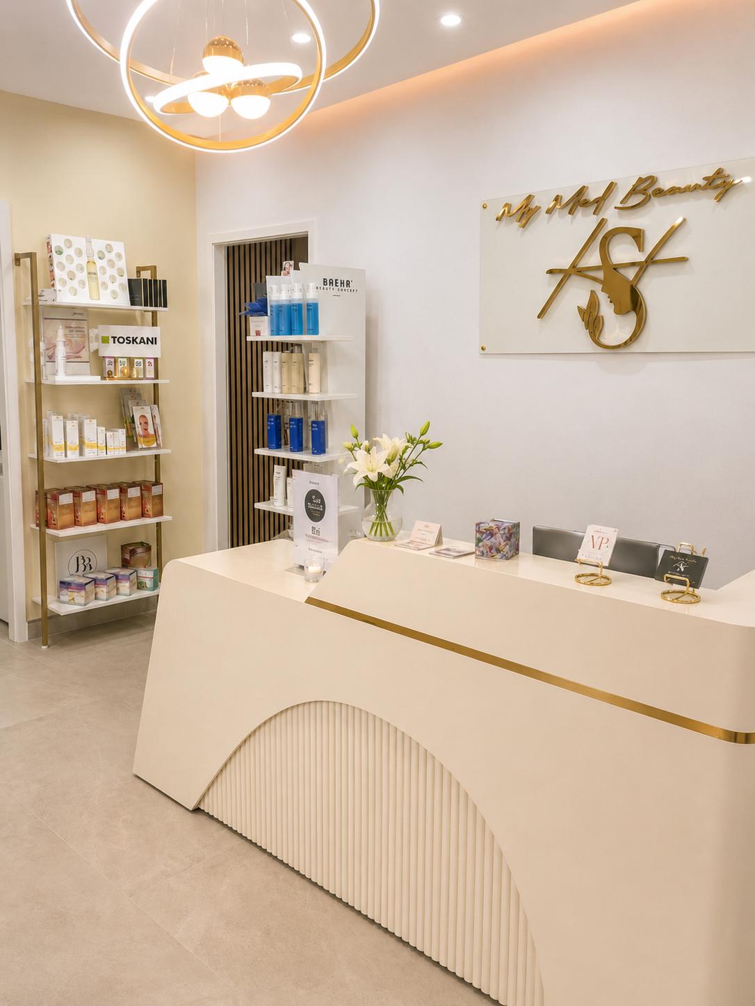 Empfangsbereich von My Med Beauty in St. Pölten mit Produktausstellung und Rezeption
