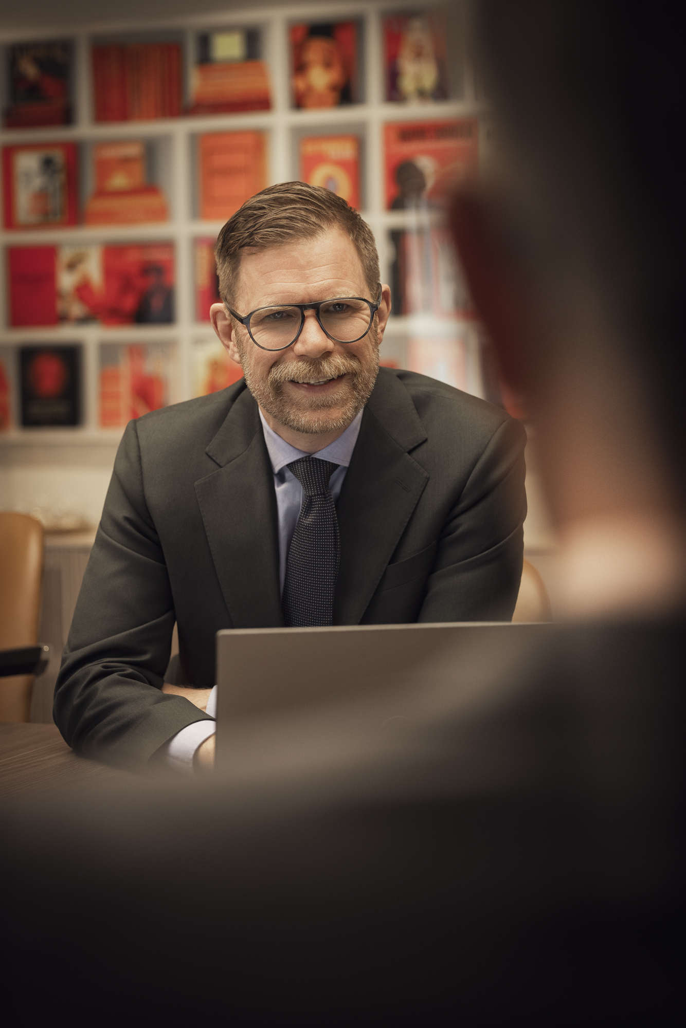 Person/-er från MundeAhlberg på sitt kontor eller utanför i centrala Göteborg