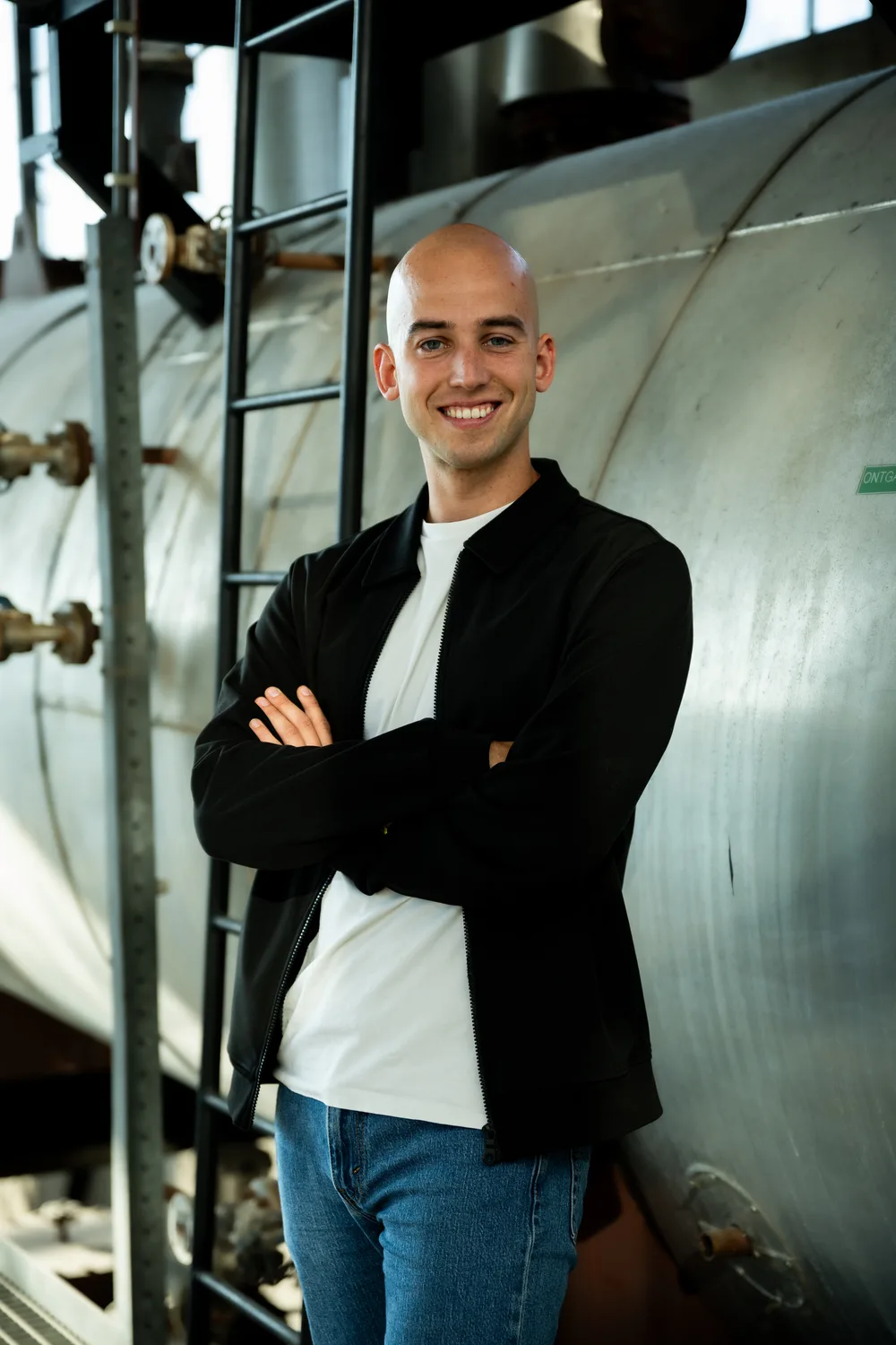 Kevin van Dijk van Buro Staal in een industriële hal bij een stalen ketel
