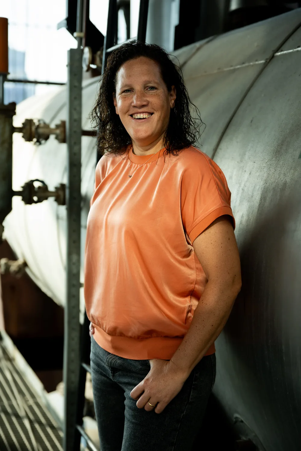 Annemieke Vermeulen van Buro Staal in een industriële hal bij een stalen ketel