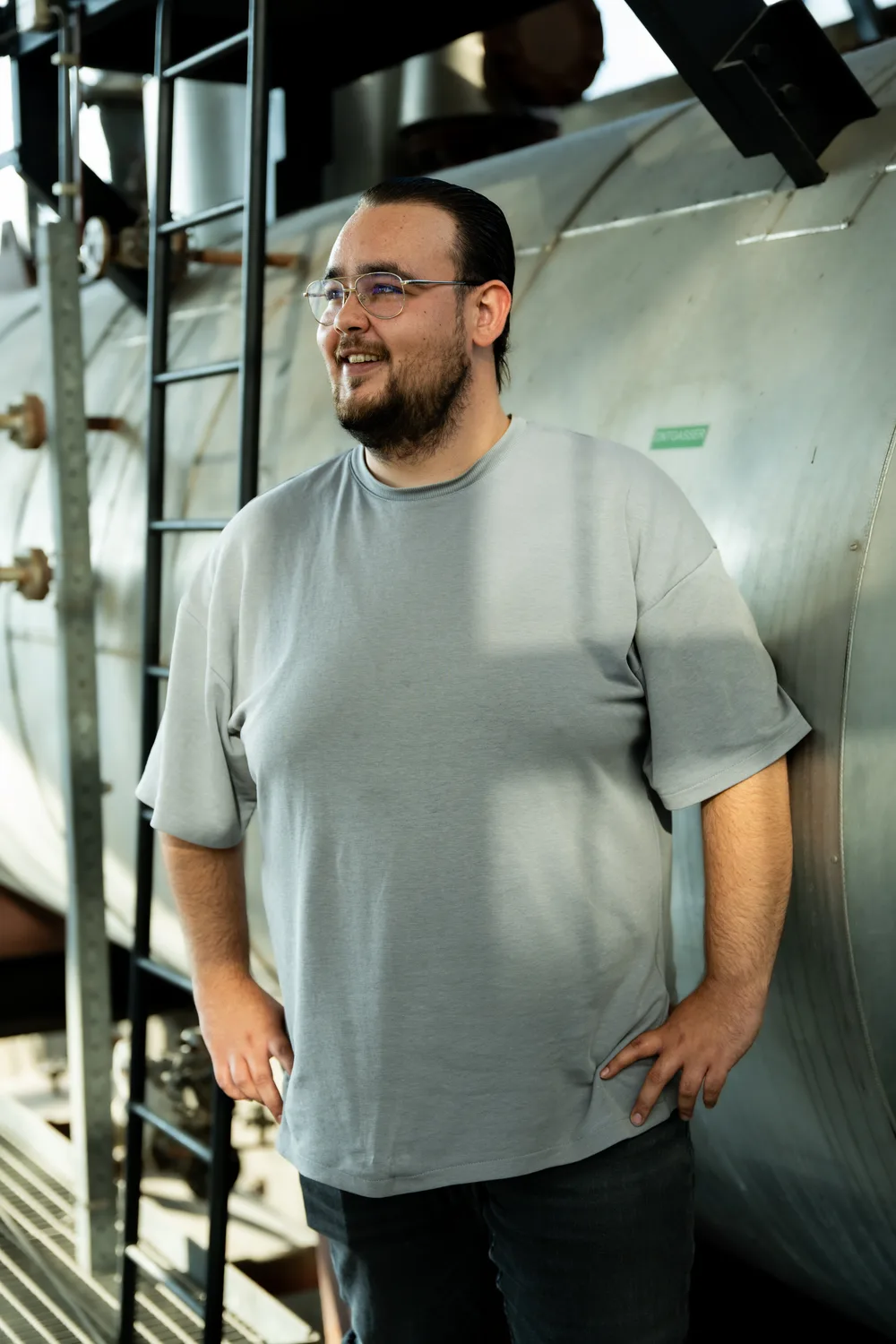 Coen Zuiderwijk van Buro Staal in een industriële hal bij een stalen ketel