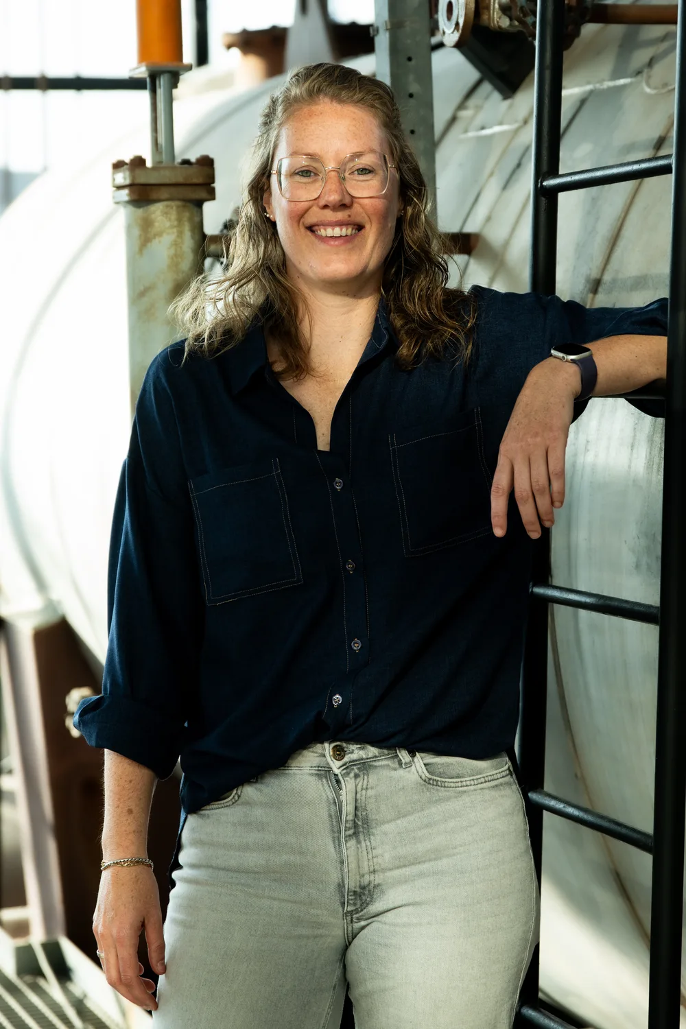 Rosanne van Staalduinen van Buro Staal leunend tegen een ladder bij een stalen ketel