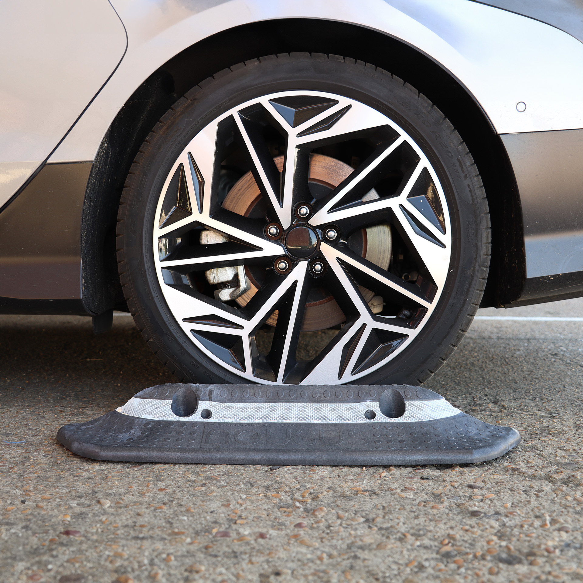 Neucurve wheel spacer for passenger cars