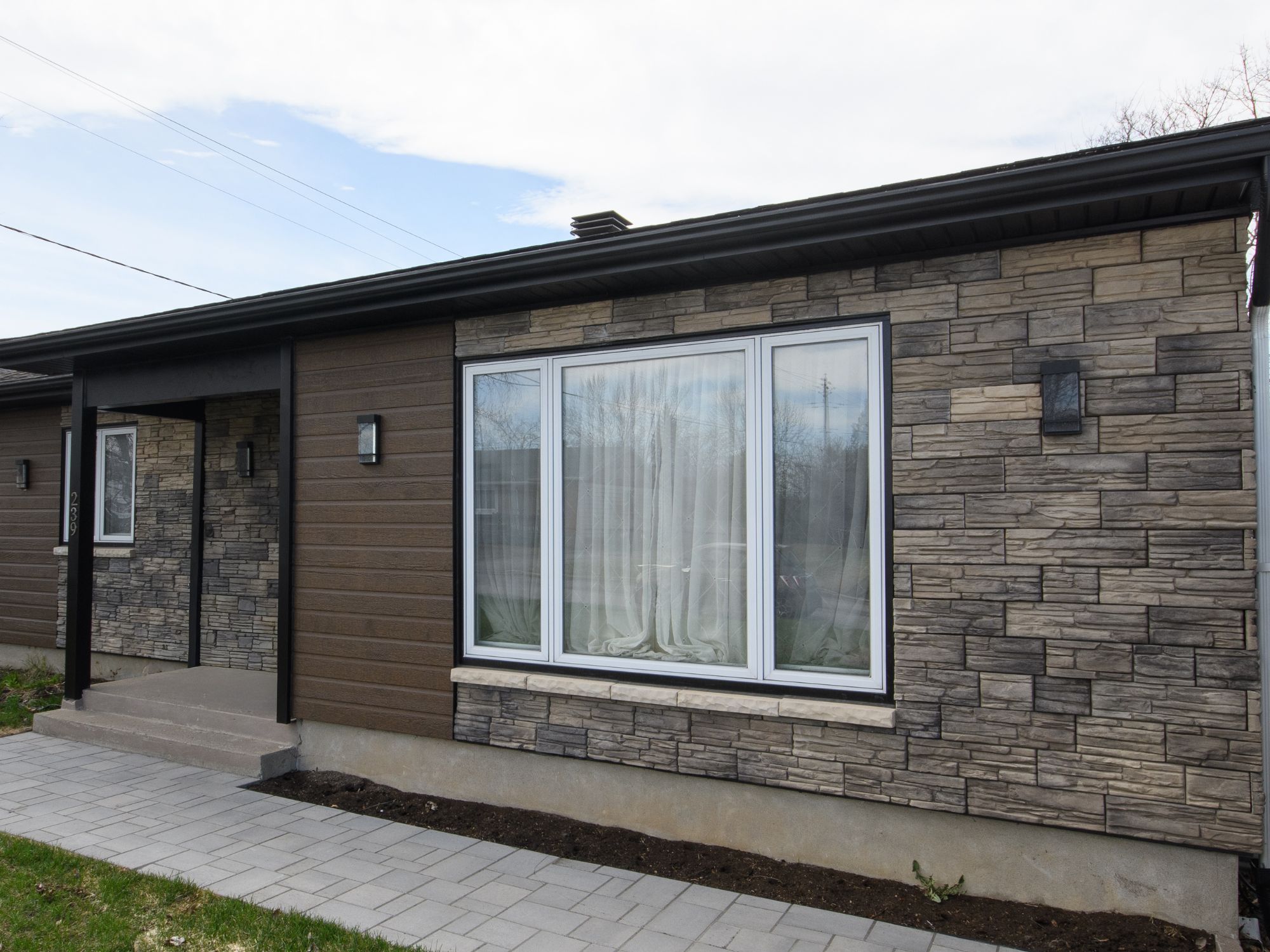 Revêtement de pierre vissée sur une maison de la Rive-Nord