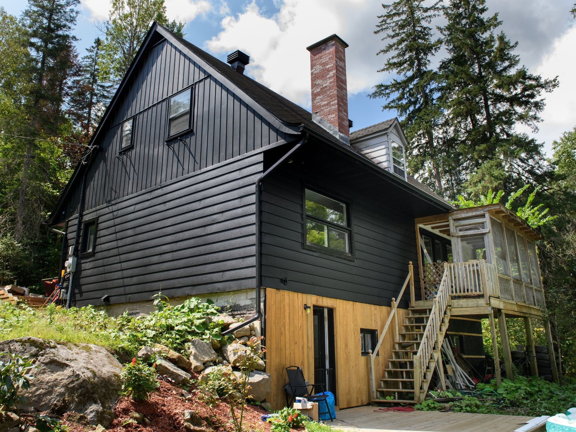 Revêtement de bois board and batten sur une maison des Laurentides