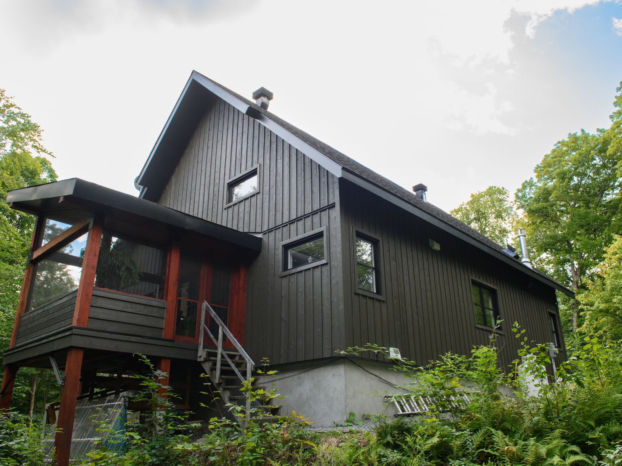 Chalet des Laurentides avec revêtement board and batten gris foncé