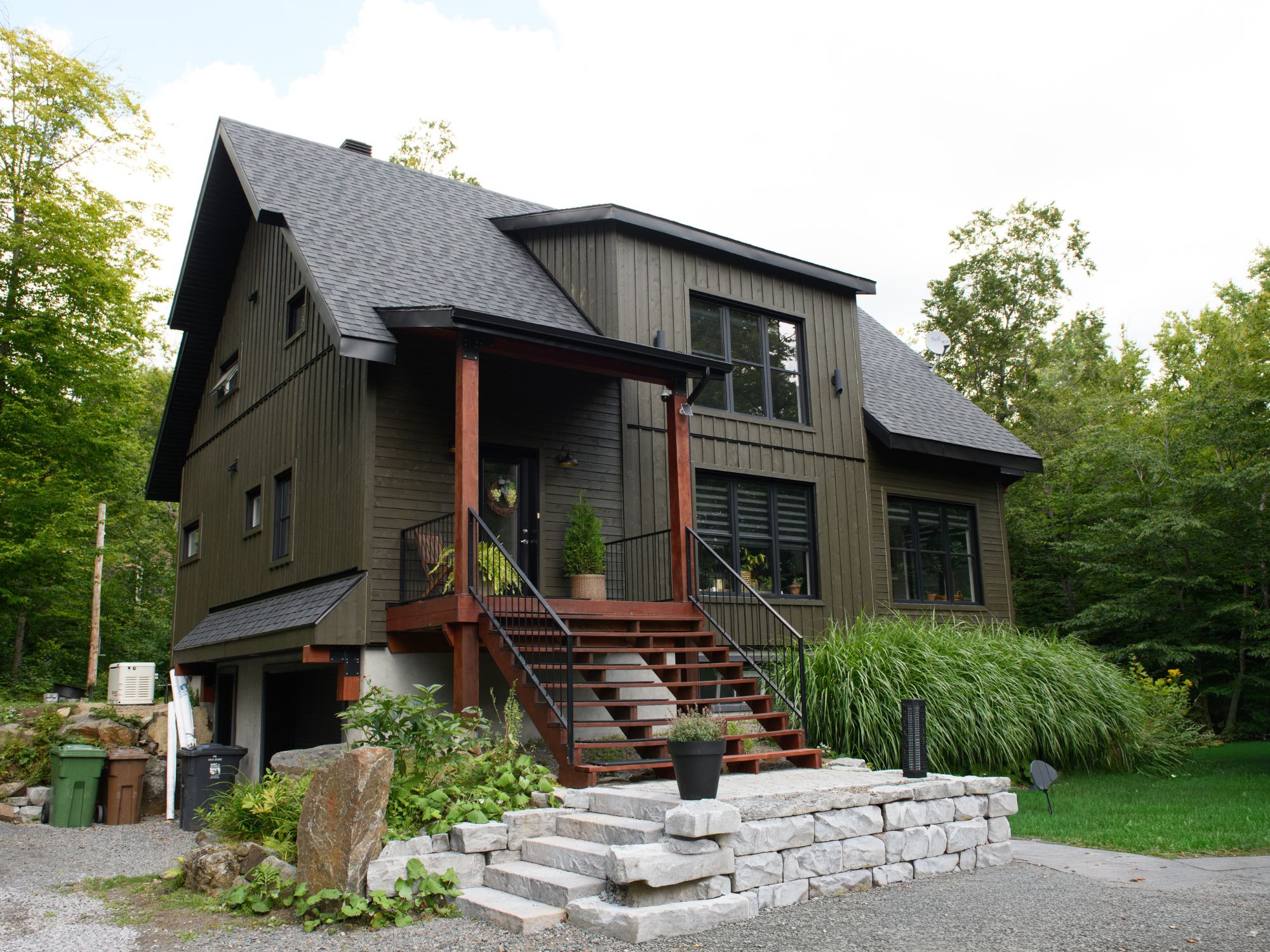 Chalet des Laurentides avec revêtement board and batten gris foncé