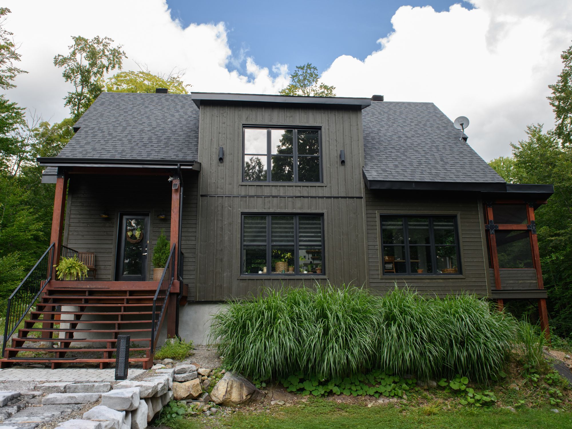 Chalet des Laurentides avec revêtement board and batten gris foncé