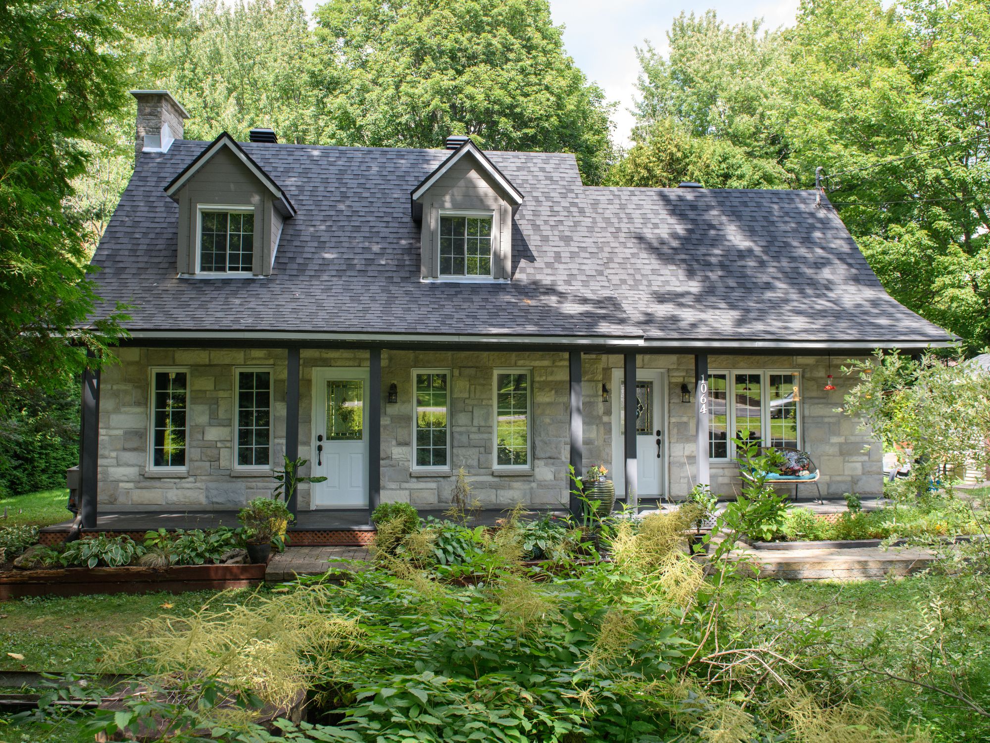 Revêtement de bois d'ingénierie gris sur une maison de Saint-Jérôme
