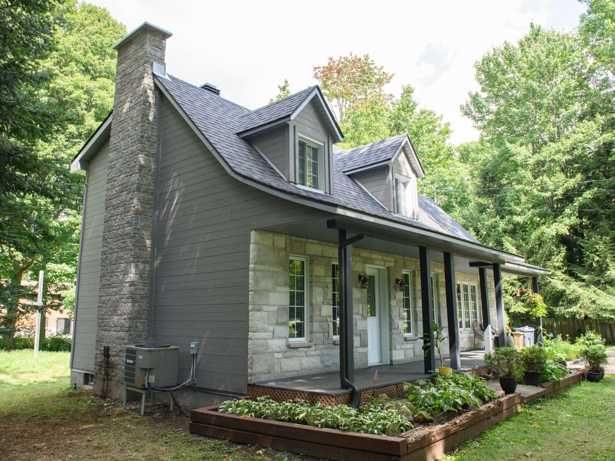Revêtement de bois d'ingénierie gris sur une maison de Saint-Jérôme