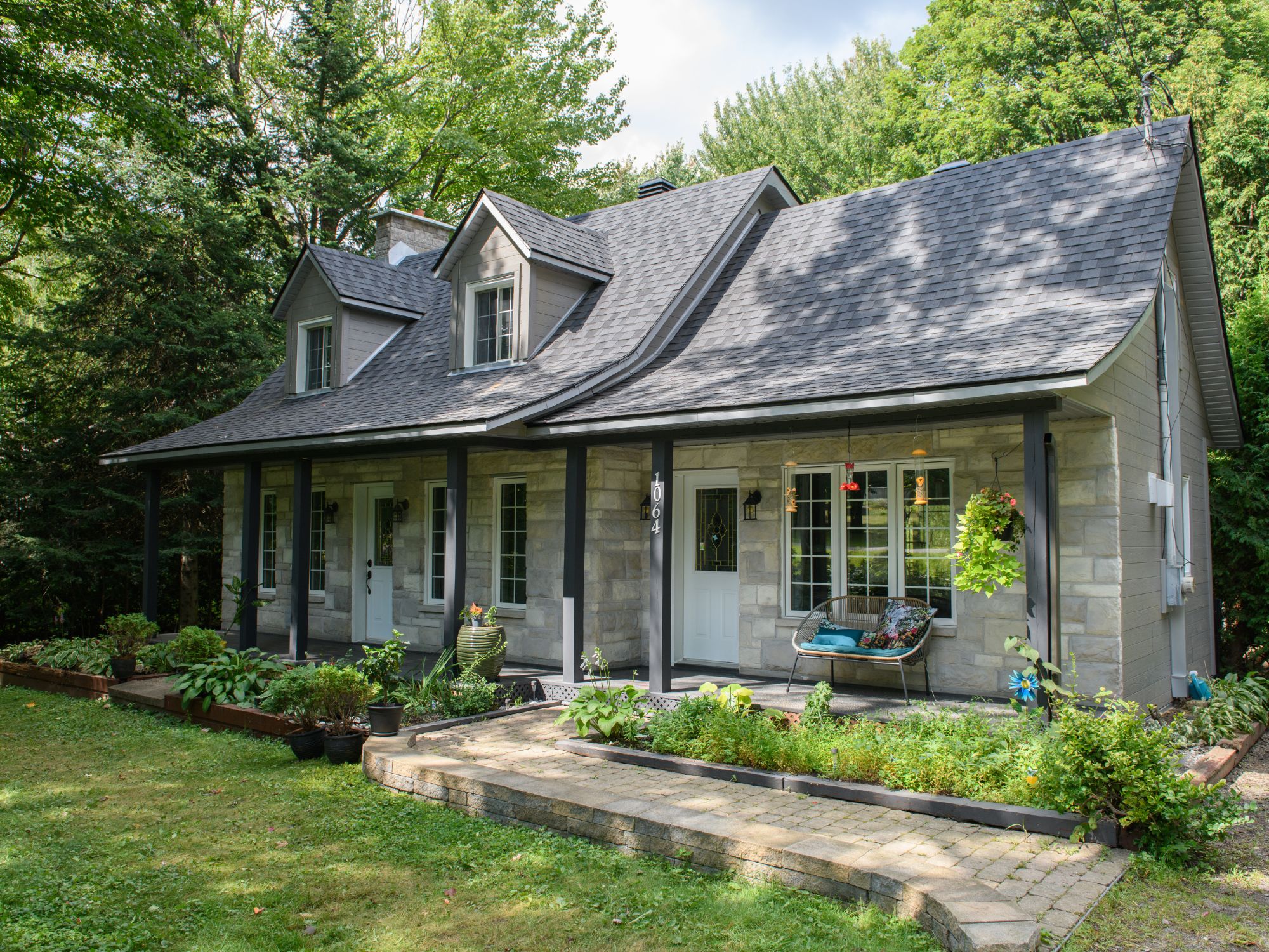 Revêtement de bois d'ingénierie gris sur une maison de Saint-Jérôme