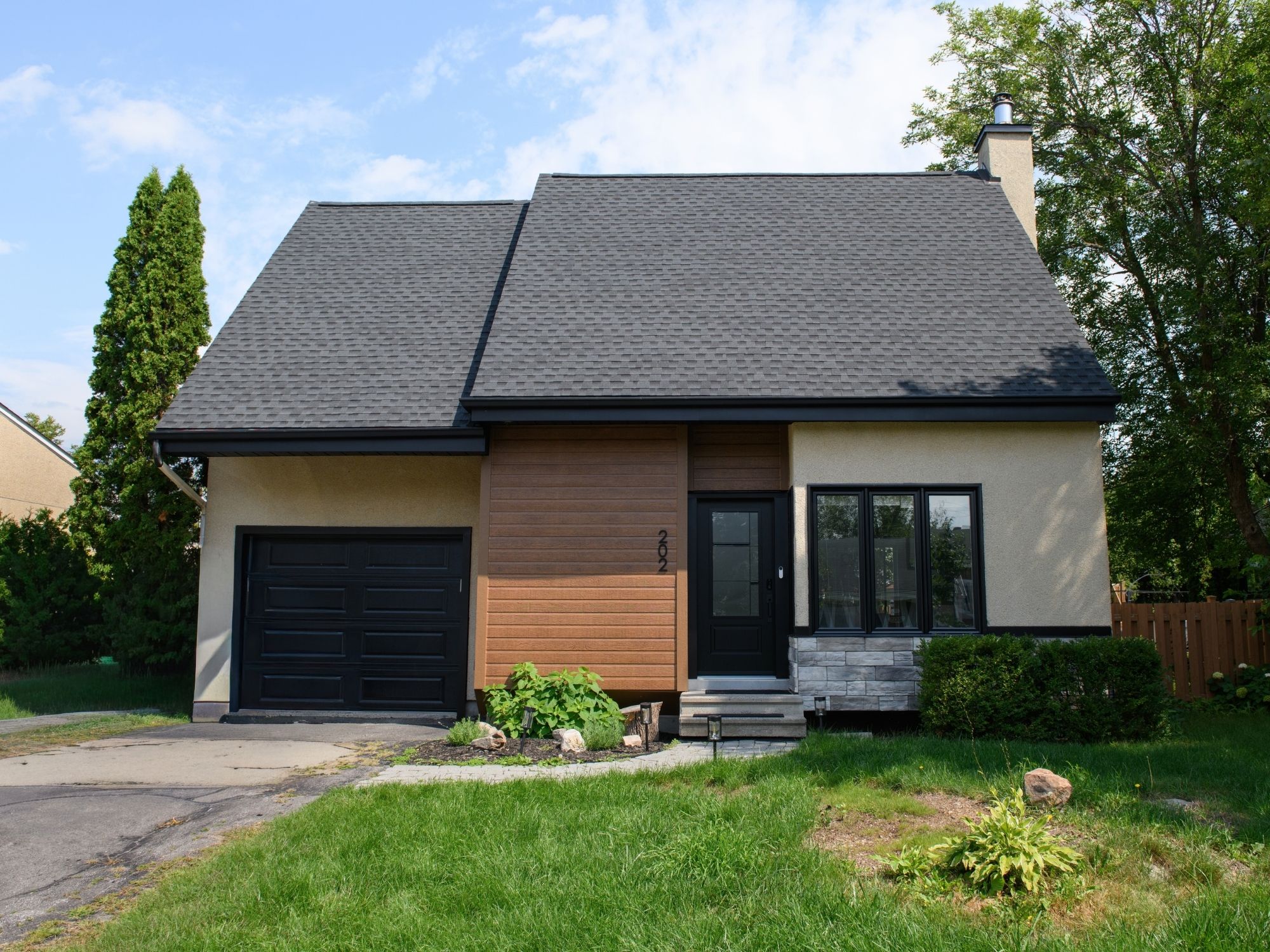 Revêtement CanExel et pierre vissée sur une maison