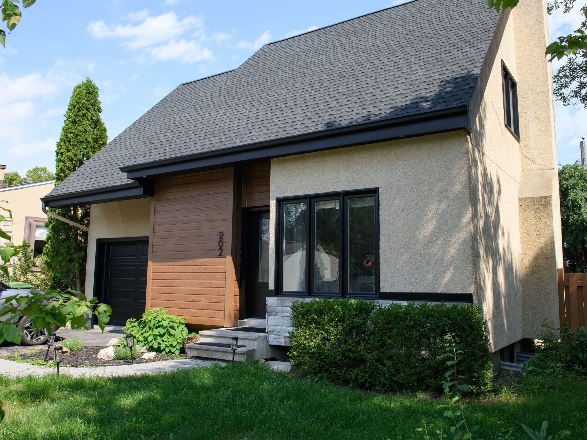 Revêtement CanExel et pierre vissée sur une maison