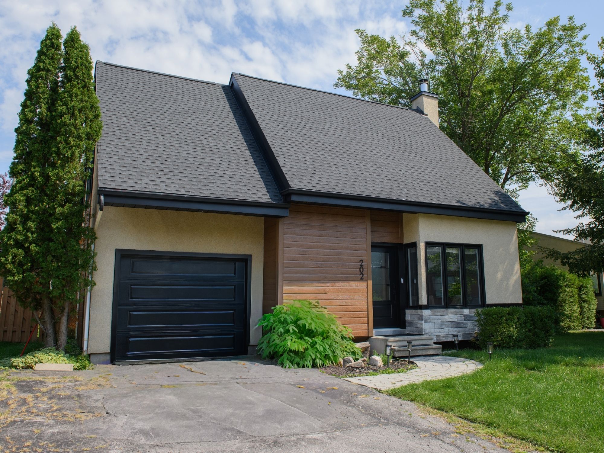 Revêtement CanExel et pierre vissée sur une maison
