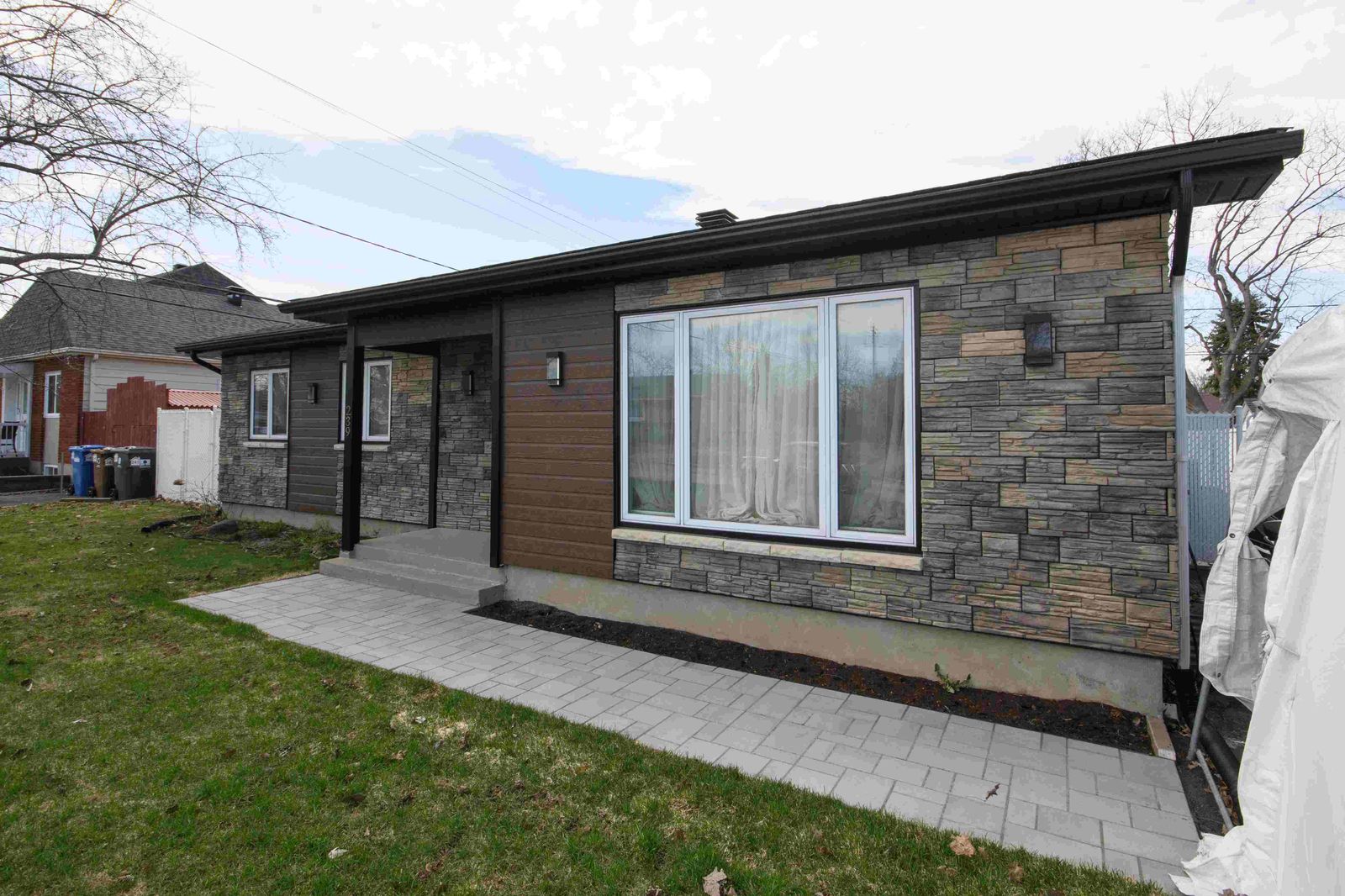 Maison résidentielle avec revêtement extérieur neuf
