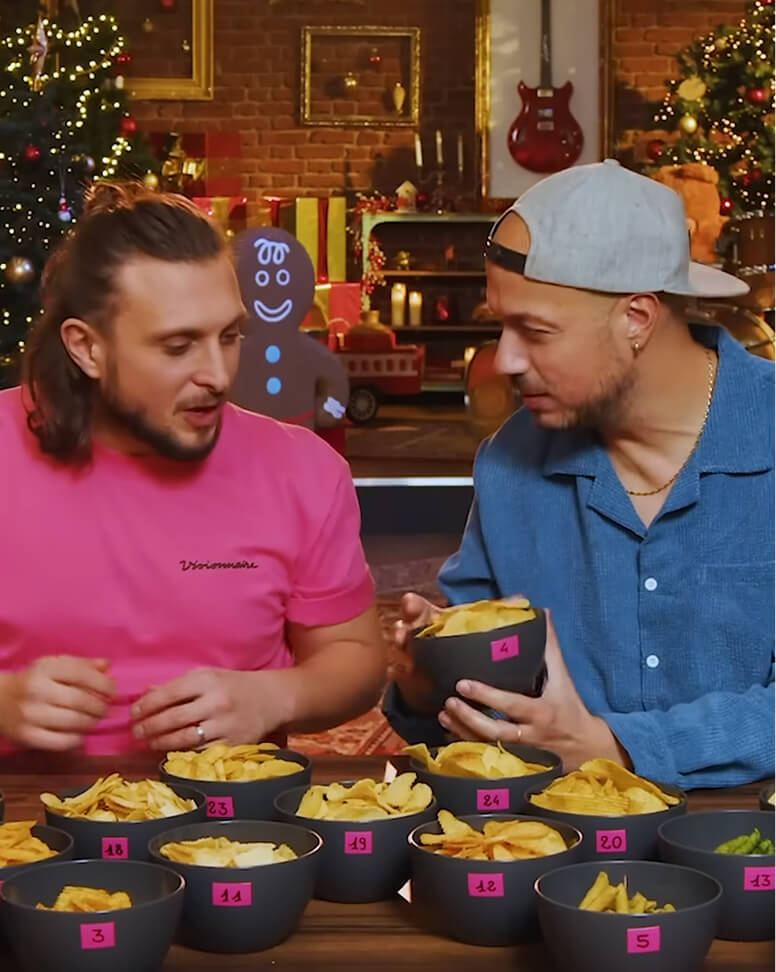 Mcfly & Carlito dans leur studio pendant le tournage des déguvinettes de chips