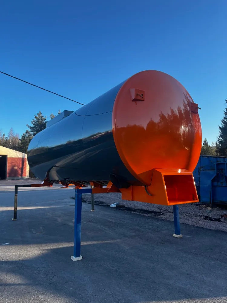 Märkämaalattu teollisuussäiliö ulkotiloissa