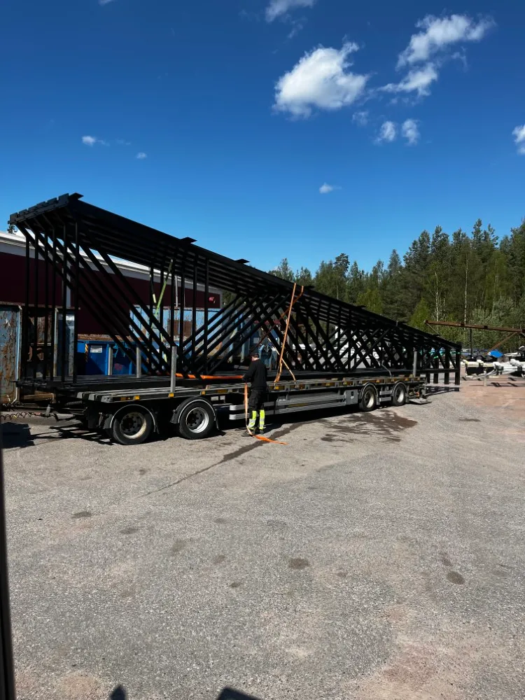 Teollisuuden rakenteita pintakäsittelyssä tuotantoalueella