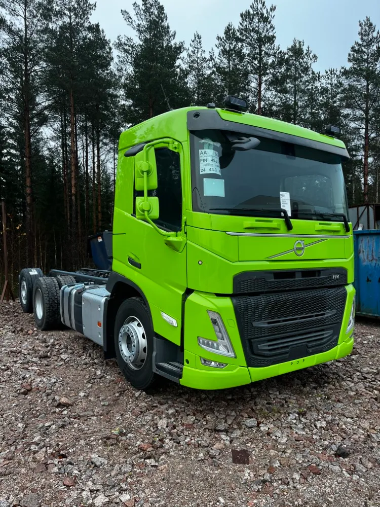 Vihreä kuorma-auto märkämaalauksen jälkeen