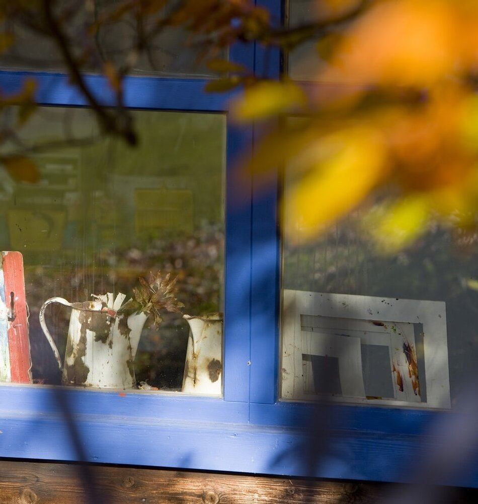 Blick durch das Fenster des Ateliers am Tannerhof
