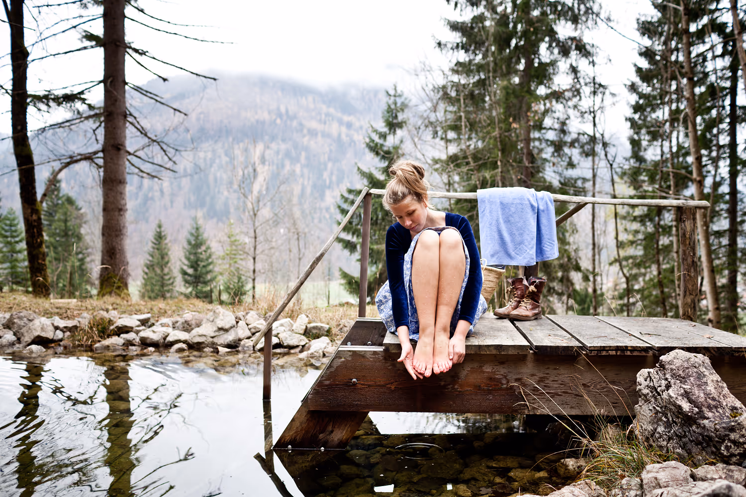 Der Outdoor-Naturpool der BadeHarpfe am Naturhotel Tannerhof mit Blick zwischen Wendelstein und Sonnwendjoch