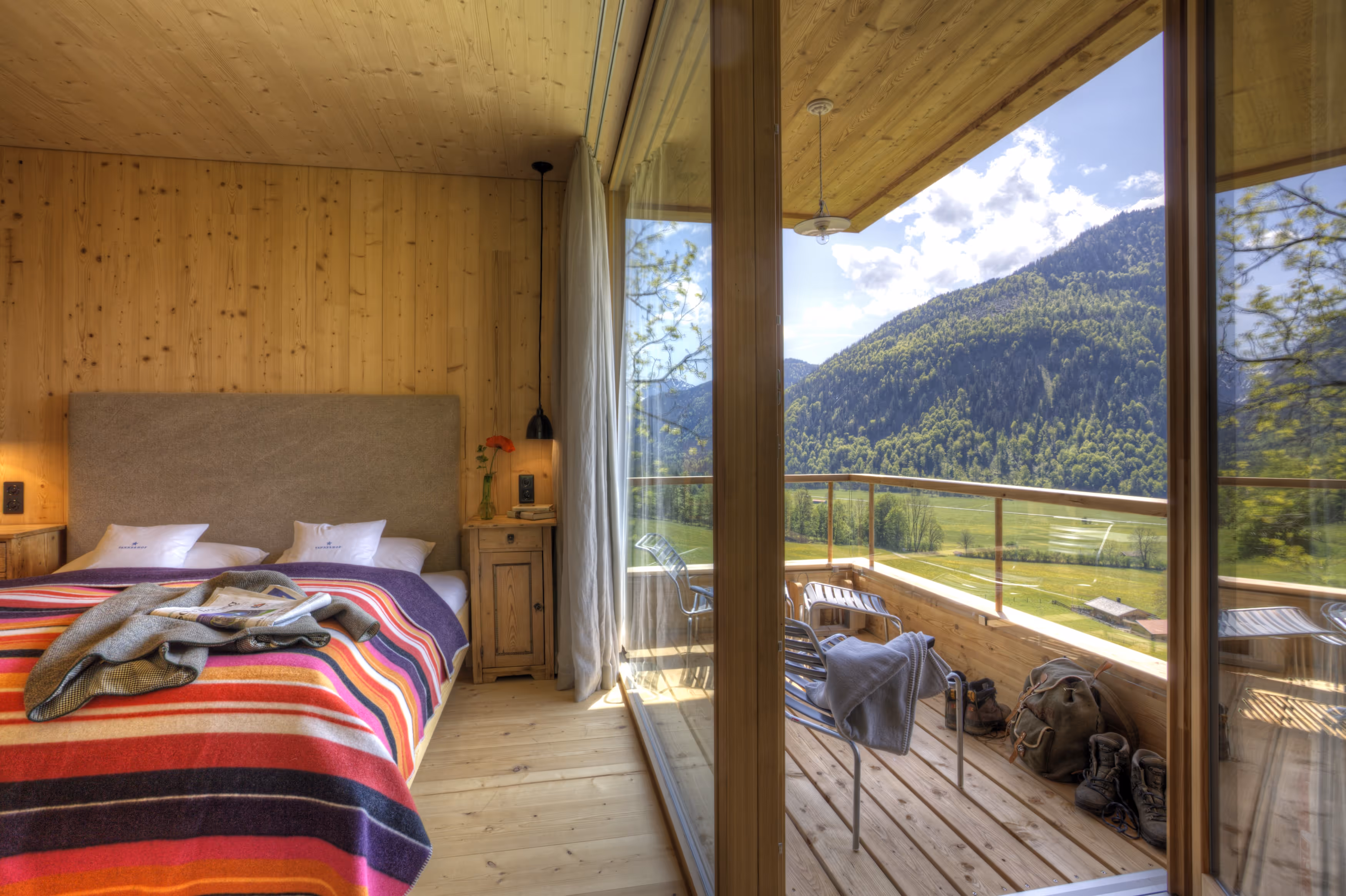 Blick aus einem Wiesenturm-Doppelzimmer des Naturhotels Tannerhof über das Bergpanorama bei Bayrischzell – Sinnbild für den Rückzug am Hang während der Fastenwoche.