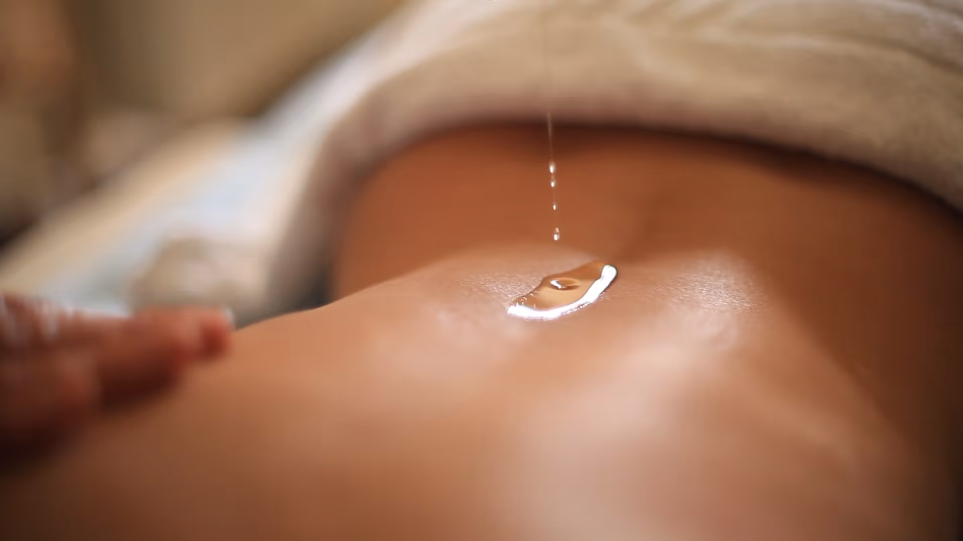 Massage mit warmem Öl im Behandlungsbereich des Tannerhof in Bayrischzell