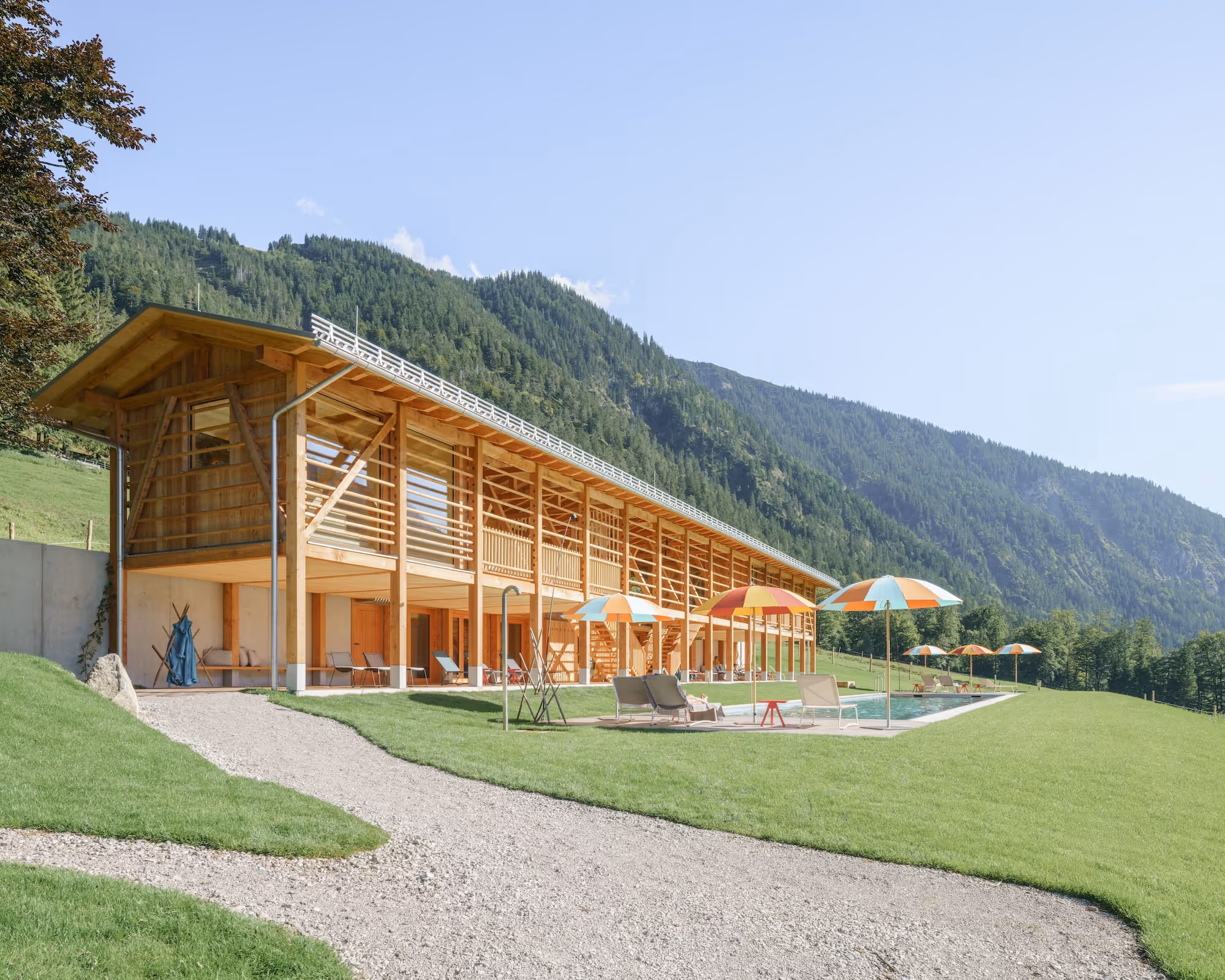 Die BadeHarpfe des Tannerhof in Bayrischzell, eine moderne Holzarchitektur mit Blick in die Berge