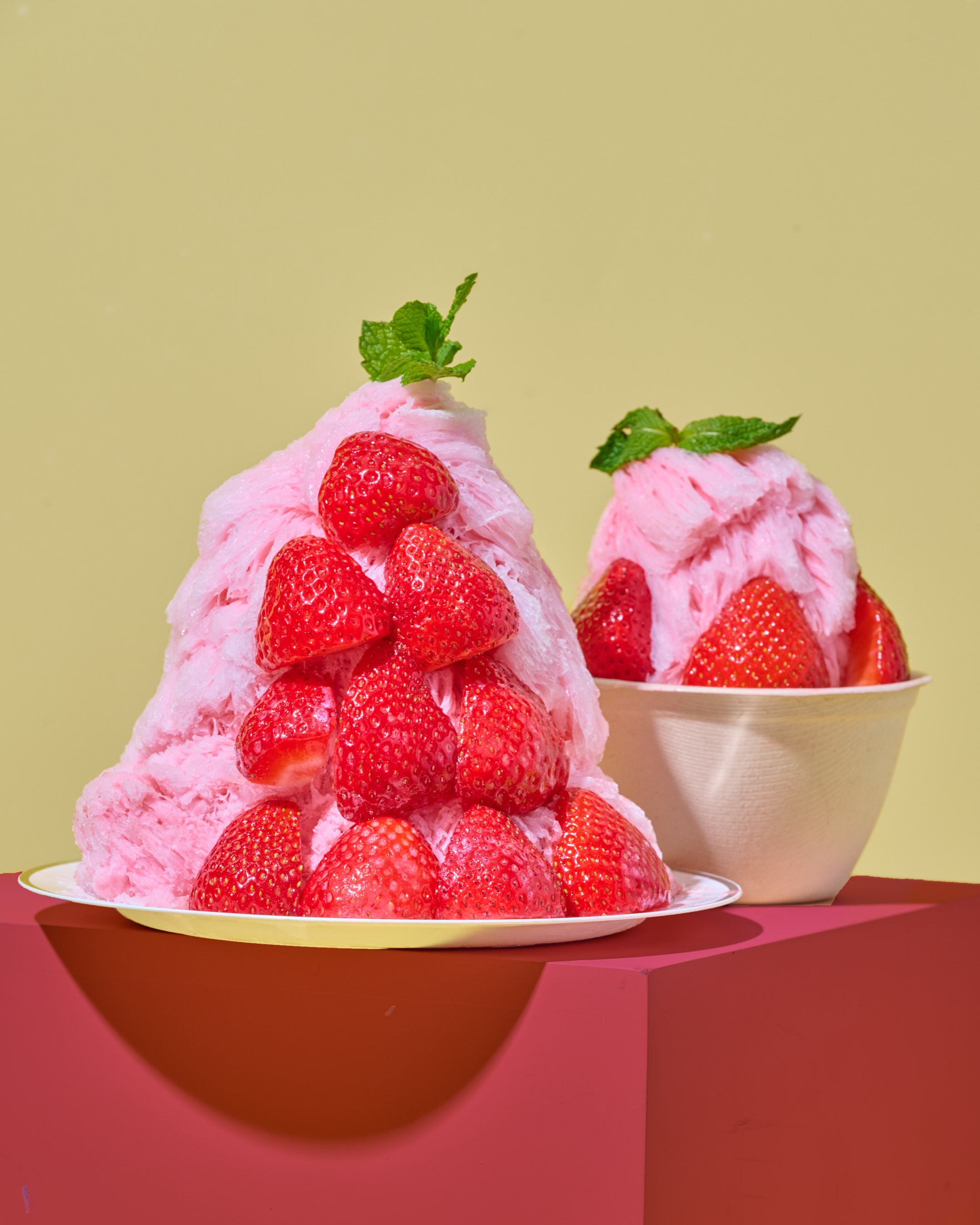 Large and small strawberry bingsu side by side, showing the shared and solo sizes