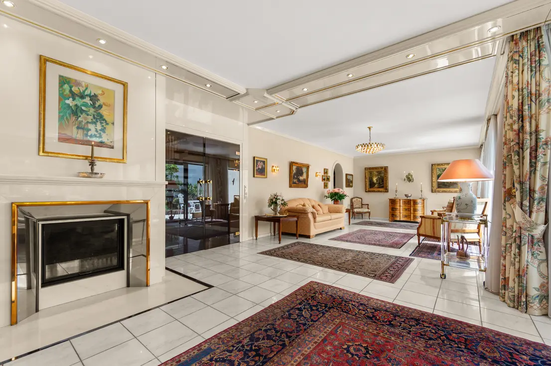 Traumhaftes Wohnbereich mit exklusivem Kamin, große Terrasse und Dachterrasse