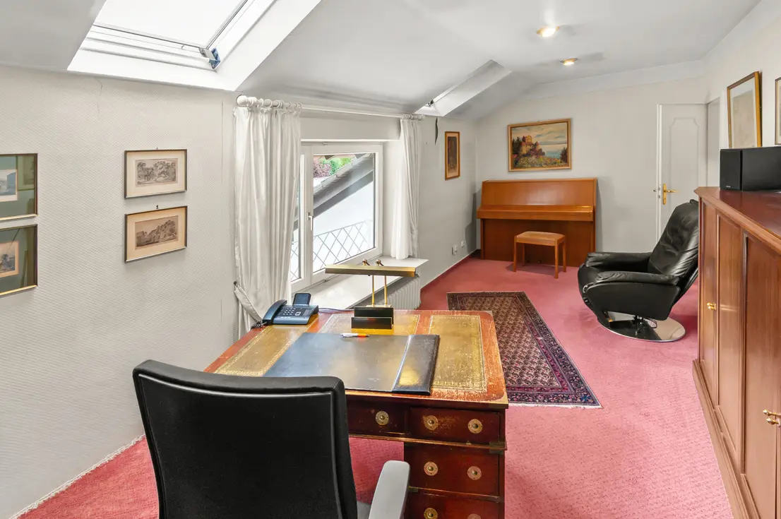 Traumhaftes Wohnbereich mit exklusivem Kamin, große Terrasse und Dachterrasse