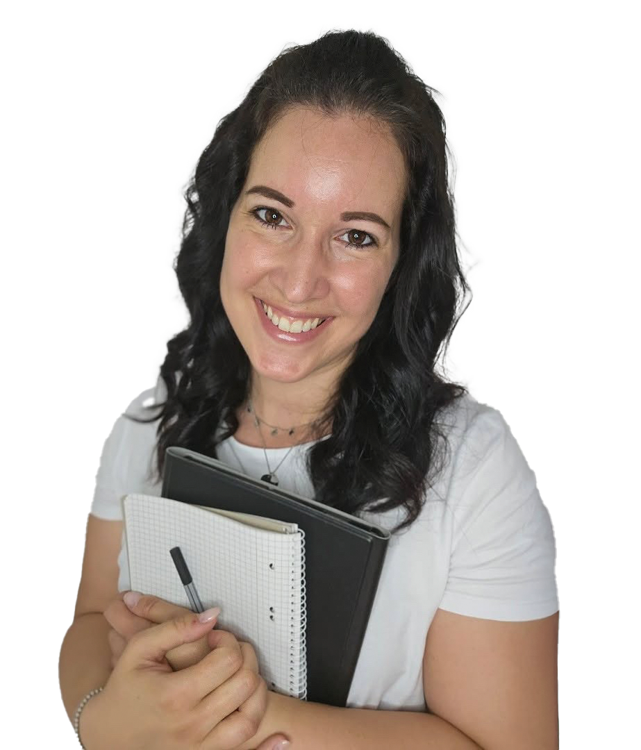 Profilbild von mir mit Unterlagen und Laptop in der Hand, zentriert und in die Kamera lächelnd.