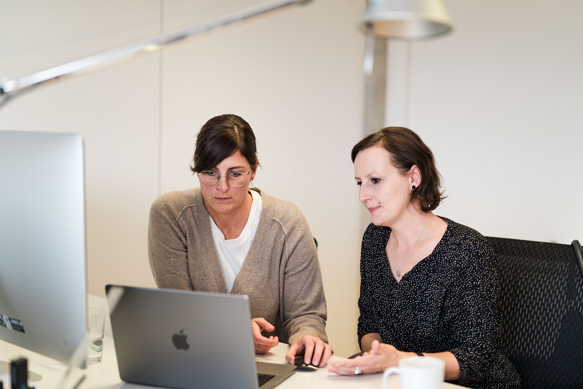 Team-Mitglieder von immedia23 an einem Shared Space Arbeitsplatz