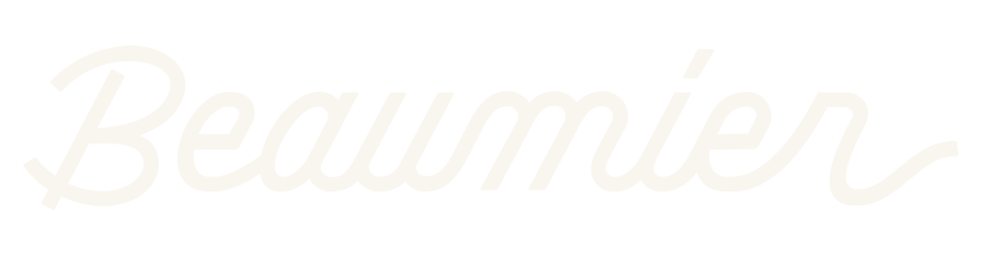 Logo en noir et blanc avec une horloge et un texte en arabe et français.