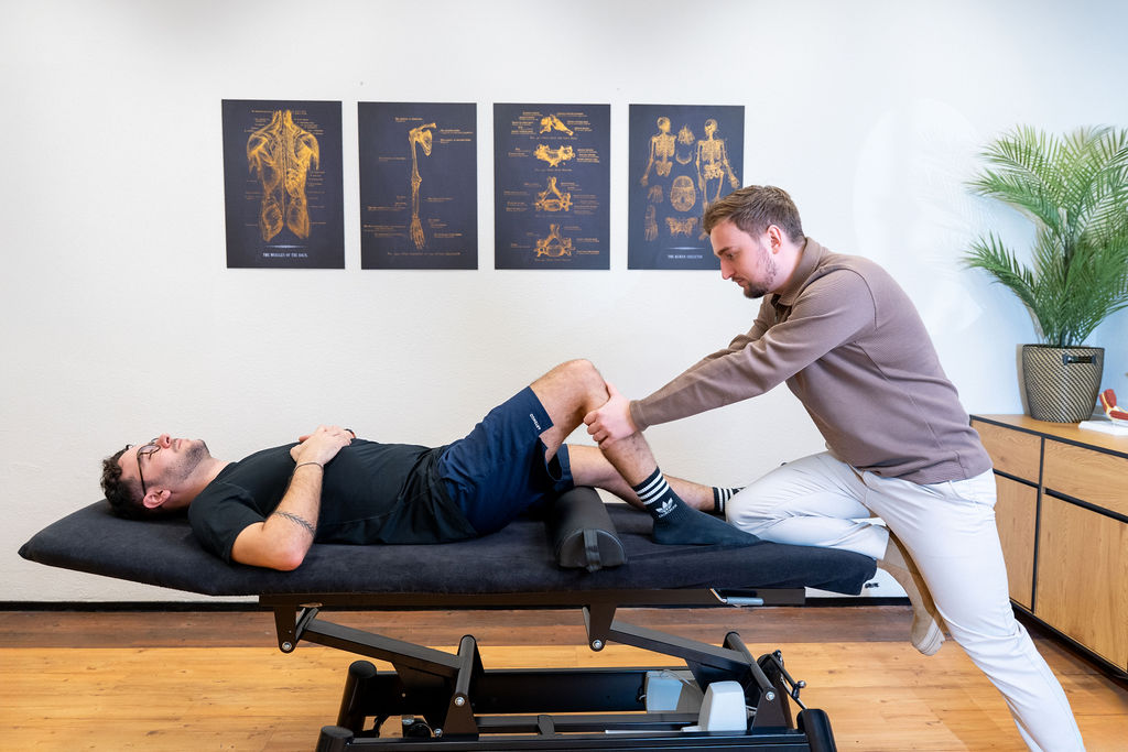 Physiotherapist treats knee complaints