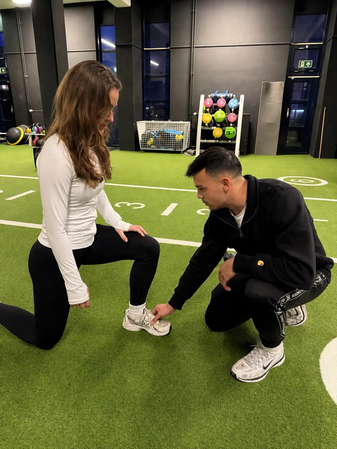 Trainer legt voetpositie uit