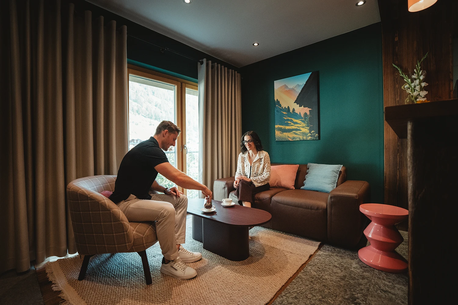 Zwei Gäste beim Kaffee in der Lounge des Hotel Phoenix Zermatt
