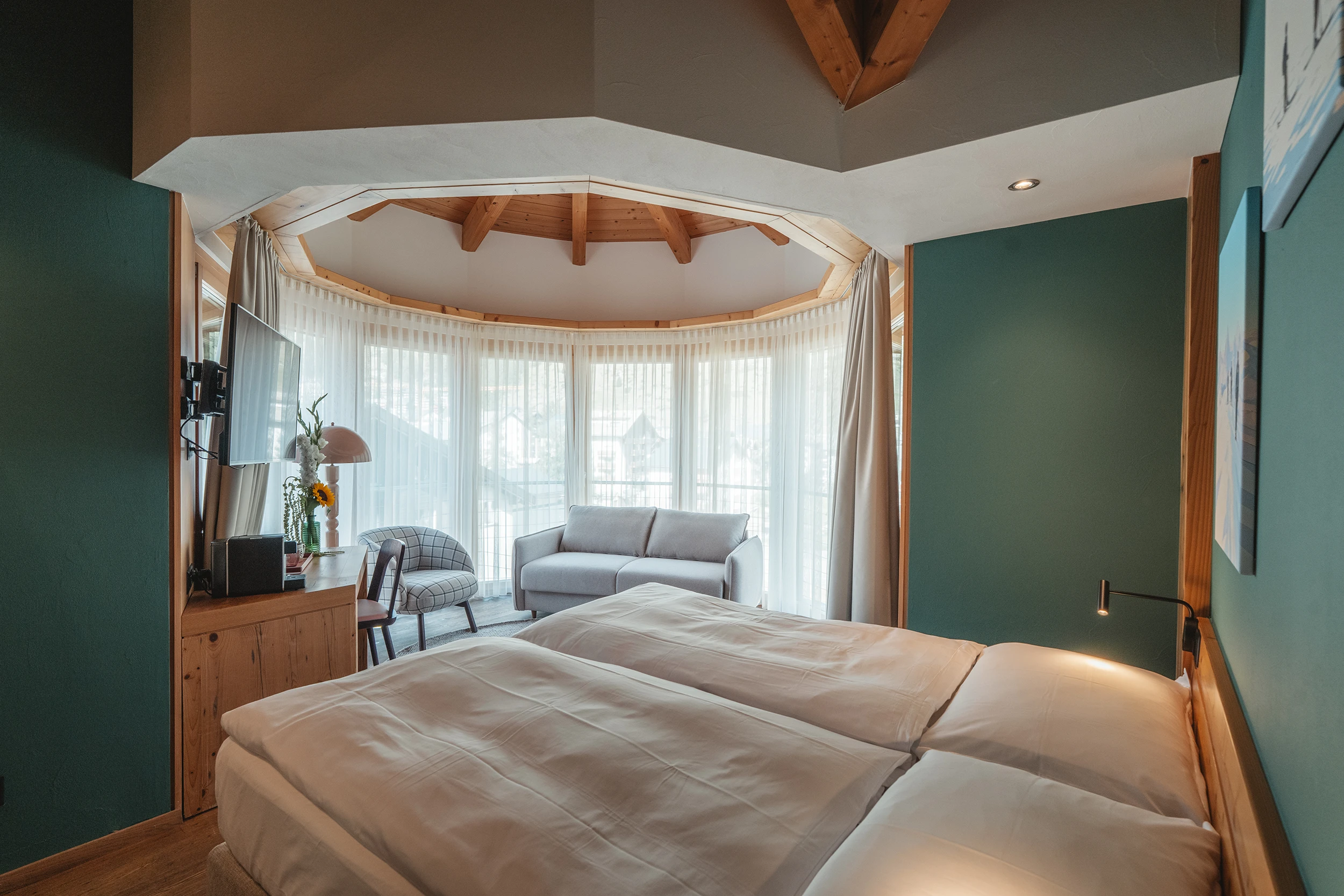 Deluxe Turmzimmer mit Doppelbett, Sofa und lichtdurchflutetem Erker