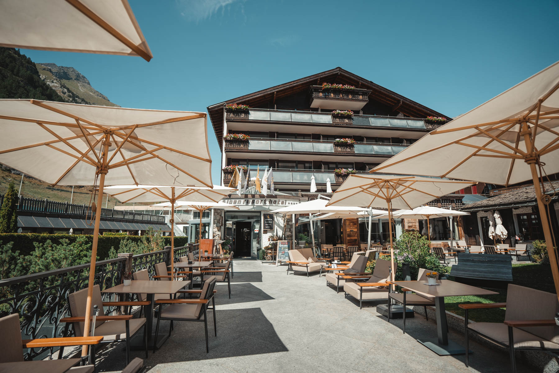 Sonnenterrasse des Alpen Resort in Zermatt, die zum Verweilen und Sonne geniessen einlädt